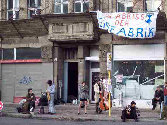 Theatergruppe vor dem Wohnhaus der Eisfabrik