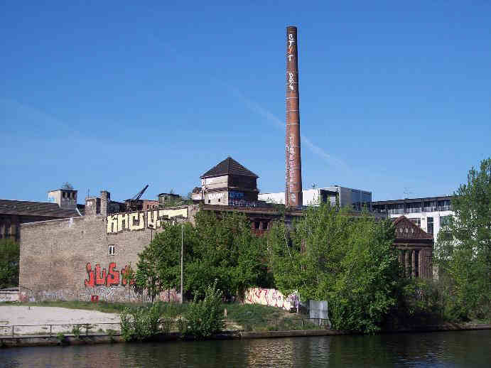 Eisfabrik von der Spree aus