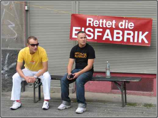 Vor der Eisfabrik zur Fuckparade